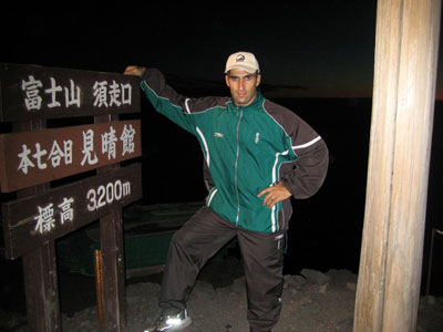 Лечи Курбанов на вершине горы Фудзияма