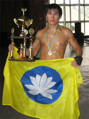 Бату Хан - Чемпион мира по кикбоксингу.
