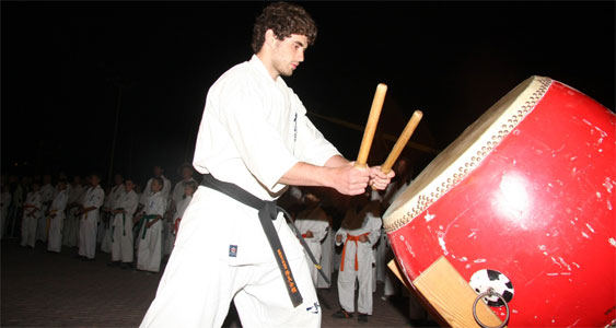 Годерзи Капанадзе бьет в ритуальный барабан на ночной тренировке памяти Масутацу Ояма