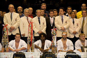Призеры 9-го Чемпионата мира по каратэ Киокушинкай и официальные лица IKO
