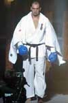 Glaube Feitosa - veteran kyokushin. Хотя  бой проходил по правилам К - 1 в трусах, Фейтоза вышел в форме Кекусина отдав должное своему стилю каратэ.     УВЕЛИЧИТЬ>>>