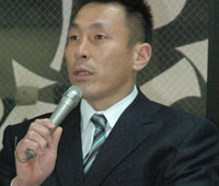 Хадзимэ Казуми на презентации нового единоборства. Hajime Kazumi