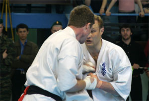 Финальный бой, пятикратный чемпион России Михаил Козлов бьет в грудь своего противника.