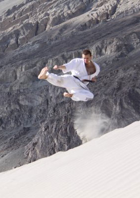 Михаил в прыжке, полет в гималайском высокогорье