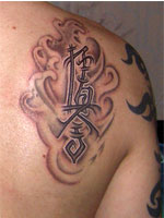Татуировка Канжи в боевом орнаменте