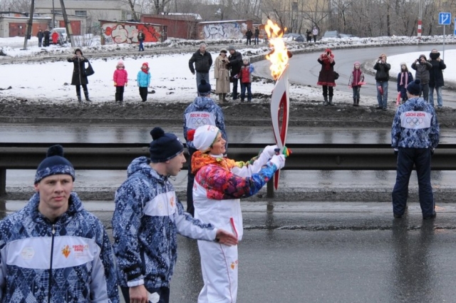 Елена Смирнова несет факел эстафеты Олимпийского огня