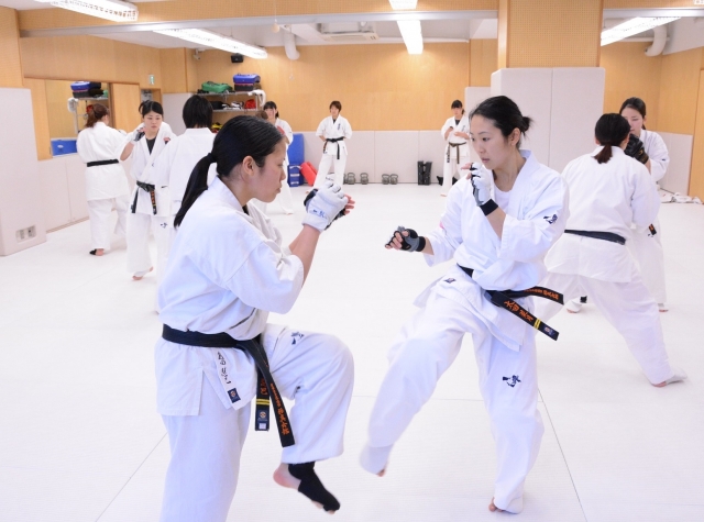Тренировка женщин в киокушинкай