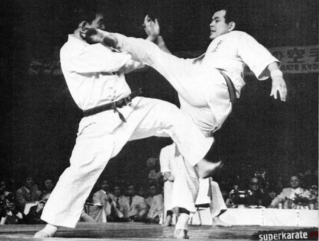 Сато Кацуаки попал Хацуо Рояма удар маваси гери и хотя оценку судьи не дали, но видимо именно он стал ключом к победе