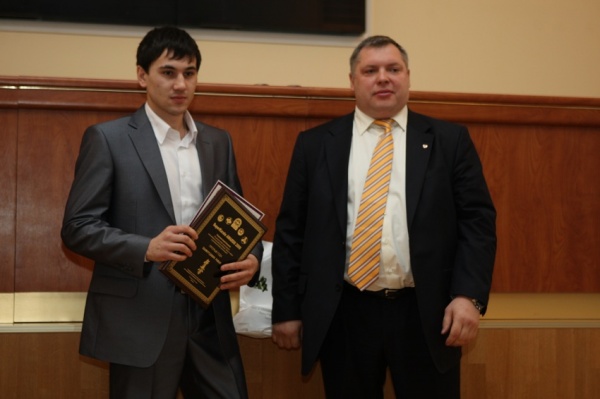 Шамсутдинов Роман победитель номинации Прорыв года получил награду из рук Михаила Викторовича Слипенчука