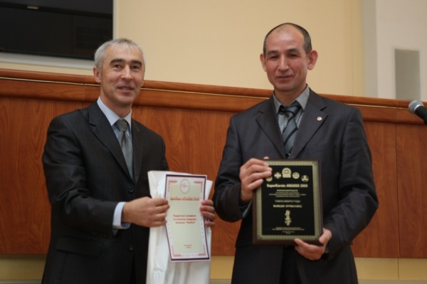 Шихан Анатолий Витальевич Фесенко получает приз за победителя номинации Тамэсивари года Нурмагамеда Мамедова