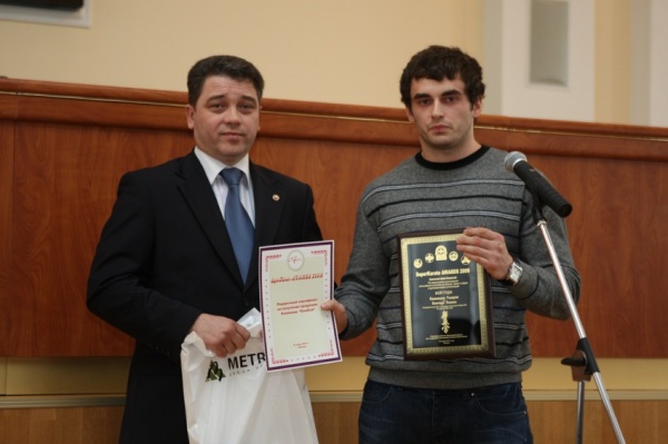 Годерзи Капанадзе получает приз в номинации Бой года