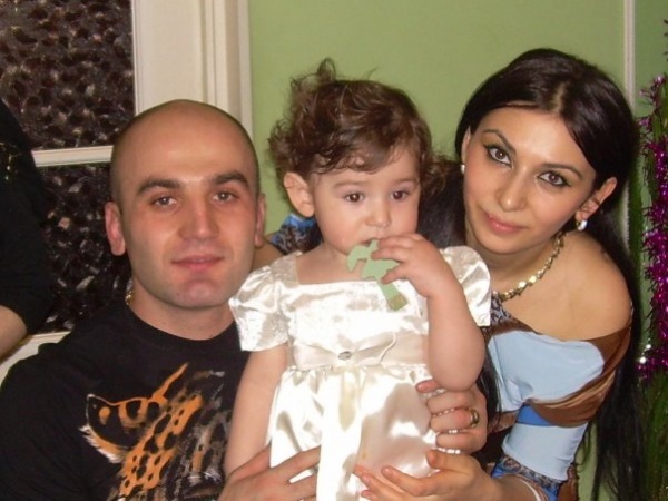 Арсен Хачатрян с женой и дочкой