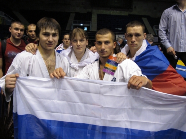 Российские чемпионы идут на допинг-контроль, Елена Воробьева уже прошла.