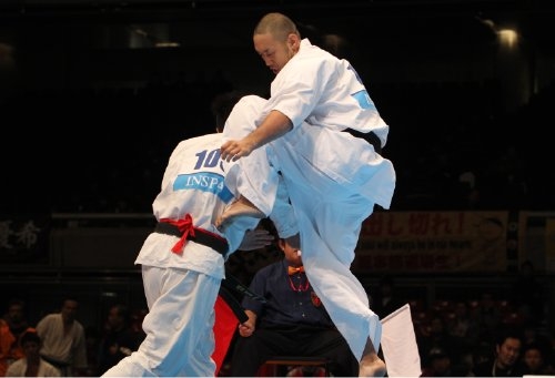 Чемпион мира Норичика Цукамото нокаутирует коленом своего противника на 42-ом абсолютном Чемпионате Японии
