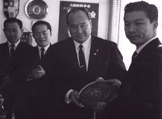 Масутацу Ояма- второй справа, слева и чуть сзади от него – Чхве Хон Хи.