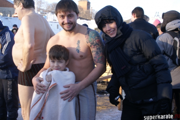 Дмитрий Кутека приобщает своего сына Вадима к купанию в проруби