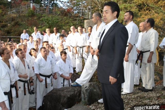Канчо Мацуи и участники сборов у мемориала Масутацу Ояме в Мицумине