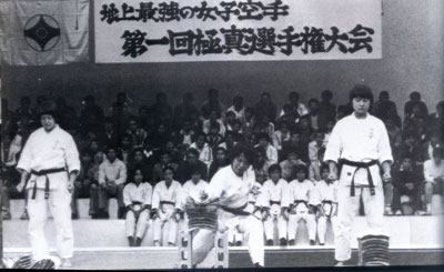 Тамэшивари на первом Чемпионате Японии по киокушинкай среди женщин