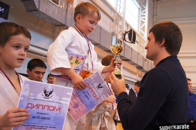 Александр Еременко награждает юных спортсменов