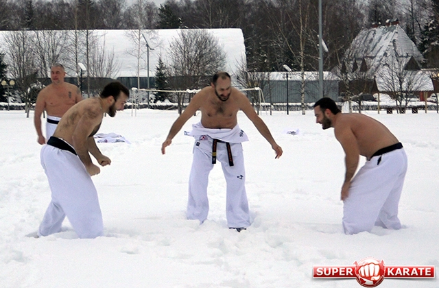 Тренировка каратистов в снегу