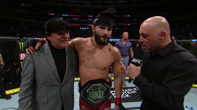 Хорхе Масвидал победил Нейта Диаза техническим нокаутом и стал «лучшим засранцем» в UFC