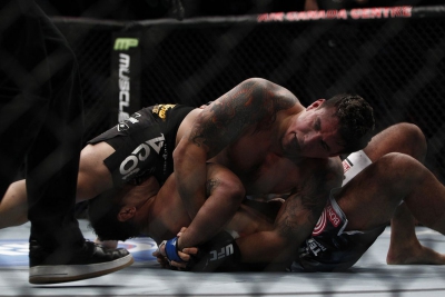 Подборка из ярких 20 моментов на турнирах UFC, связанных с победами болевыми и удушающими приёмами