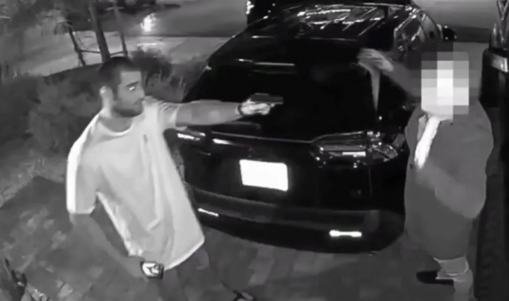 ВИДЕО: чемпион UFC Шон Стрикленд угрожал мужчине пистолетом перед своим домом