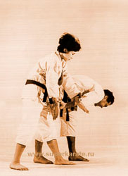 Переводим на атакующую руку противника болевой прием