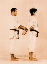 При захвате двух рук за спиной