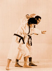 Шагом назад в сторону, внешней ногой, проходим сквозь захват