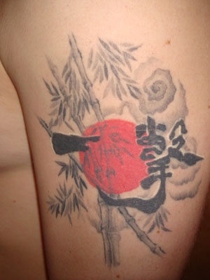Татуировка иероглифа ичигеки на плече. Tattoo ichigeki.