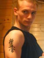 У мужчин на плече не часто встретишь татуировку канжи. Вообще-то смотрится.