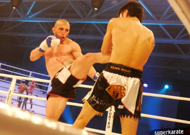 Аскеров одержал уверенную победу над Сато в турнире "Воины Империи" (Видео)