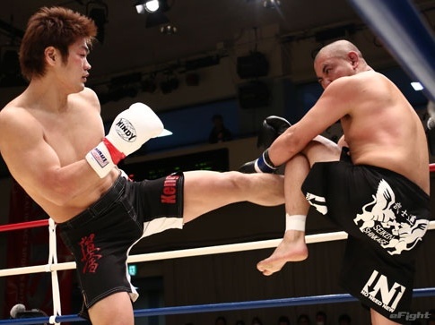 Японские киокушиновцы побеждают в профессиональном кикбоксинге