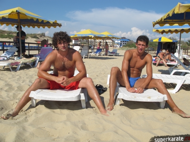 Годерзи Капанадзе и Николай Давыдов на сборах не загорали и не купались. На сборах можно было только тренироваться под палящим солнцем и совершать заплывы. После сборов можно и расслабиться