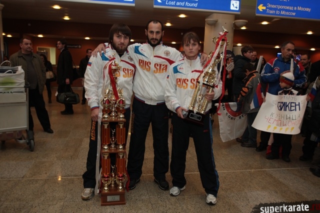 Фотографии встречи Тариела Николеишвили и Анастасии Хрипуновой в аэропорту Шереметьево 2