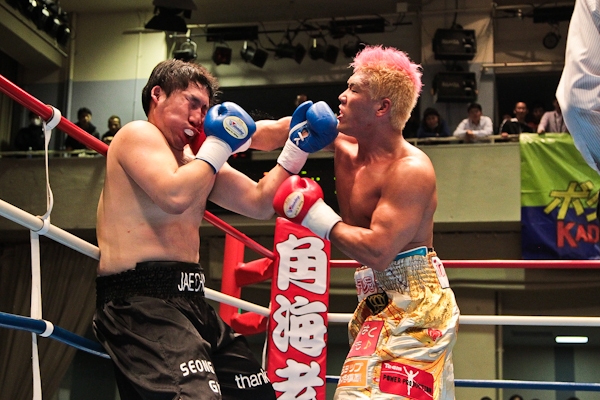Киотаро вновь победил в боксерском поединке