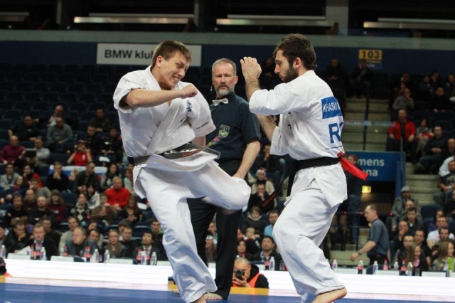 Дмитрий Моисеев, сильнейший легковес Шинкиокушинкай каратэ, в атаке