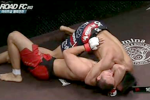 Эндрюс Накахара атакует