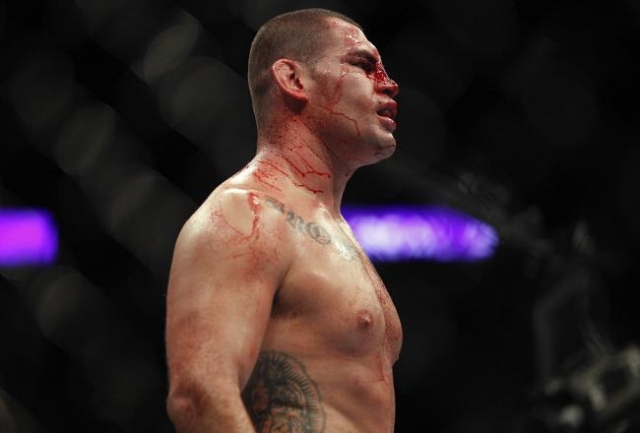 Кейн Веласкез травмирован, мексиканские планы UFC приостановлены