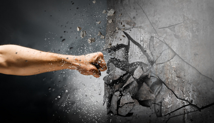 кулак в бетон