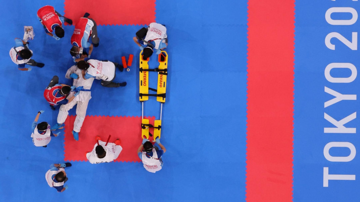 Нокаутированный каратист стал олимпийским чемпионом (ВИДЕО)
