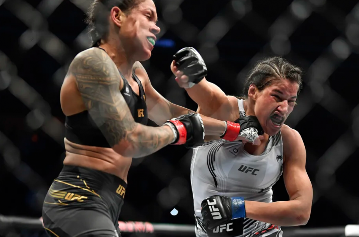 Сенсация на UFC 269: Пенья "задушила" Аманду Нуньес и стала новой чемпионкой