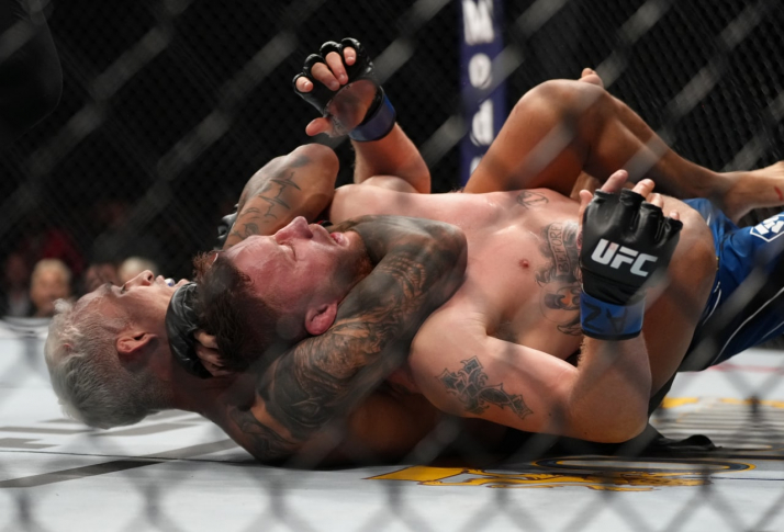 Оливейра победил Гэтжи удушающим приемом на UFC 274, но лишился титула чемпиона