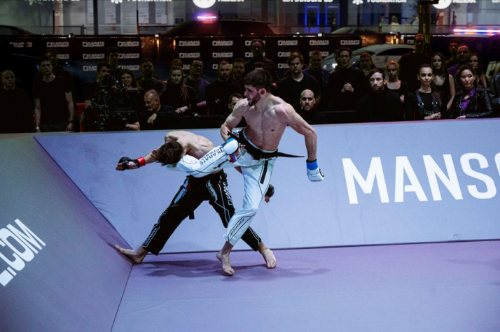 Россиянин Артур Гасанов одержал эффектную победу нокаутом в Karate Combat
