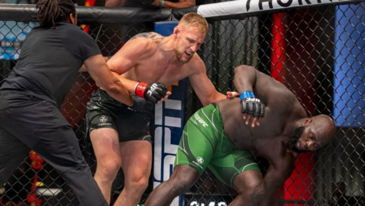 ВИДЕО боя: Волков одержал победу нокаутом в бою с Розенструйком на UFC Fight Night 207