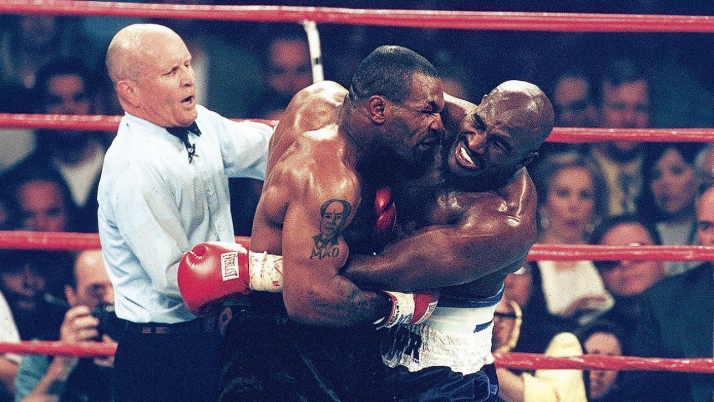 Знаменитый укус боксера: 25 лет назад Тайсон откусил ухо Холифилду