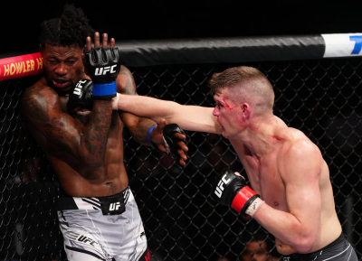 Каратист Томпсон побеждает ударника Холланда ТКО в зрелищном поединке на UFC on ESPN 42