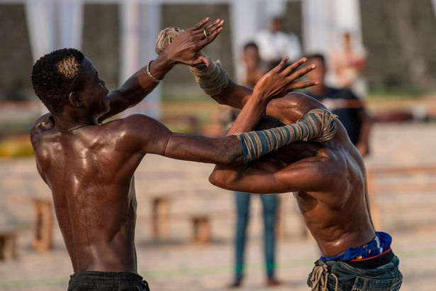 Дамбе – традиционное боевое искусство народа Хауса, Нигерия: одна рука – «щит», другая – «копье»