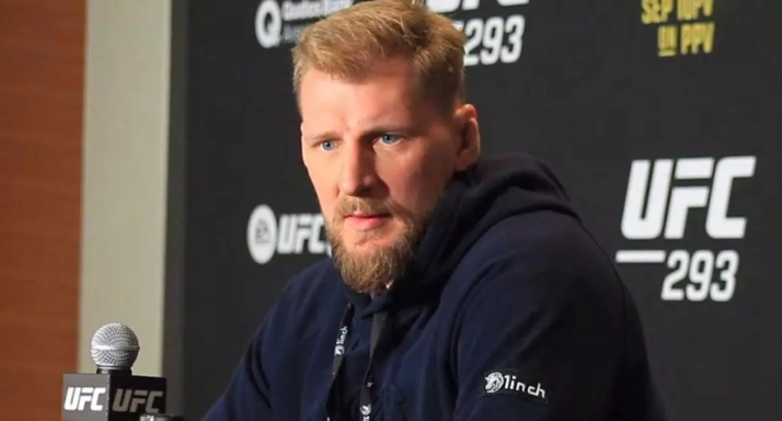 Жаилтон Алмейда не оставляет в покое Александра Волкова